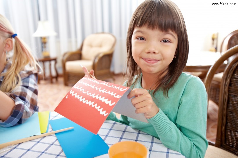 正在画画的儿童，创作中的美女图片