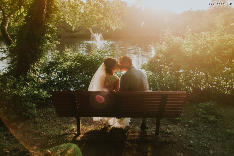 甜蜜恋人亲吻图片