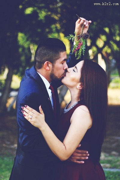 甜蜜恋人亲吻图片