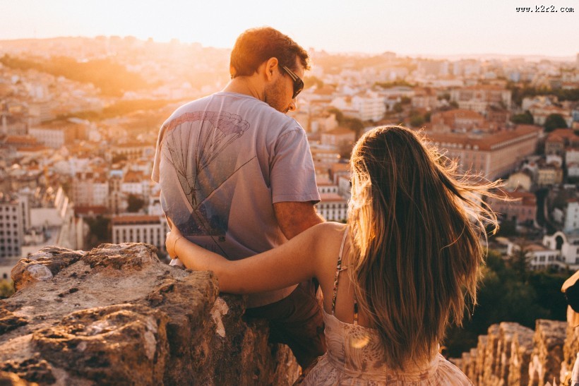 情侣坐姿背影图片