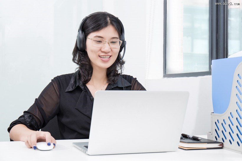 正在工作的女性客服图片