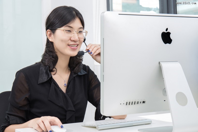 正在工作的女性客服图片