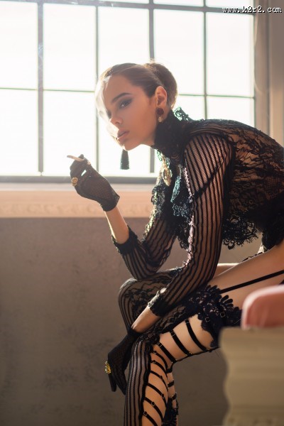 抽烟的欧美美女图片