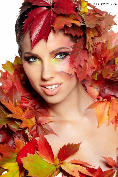 枫叶和彩妆美女图片