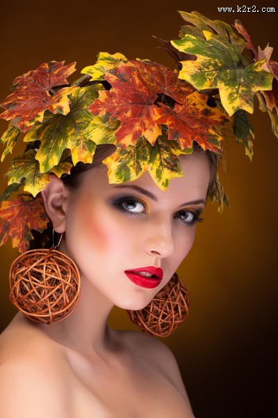 枫叶和彩妆美女图片