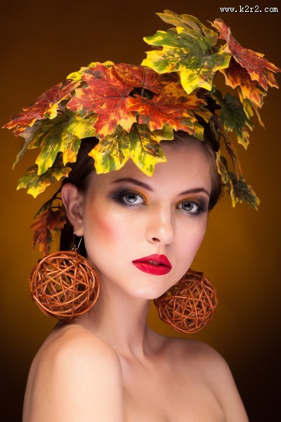 枫叶和彩妆美女图片
