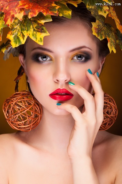 枫叶和彩妆美女图片