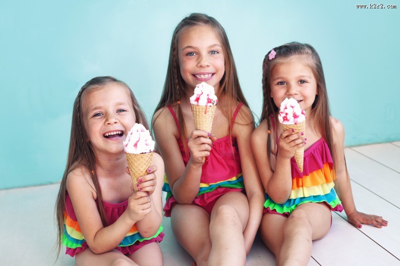 匆匆行人和开心吃冰淇淋的人图片大全