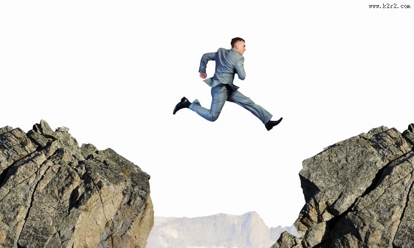 山峰飞跃的人影图片