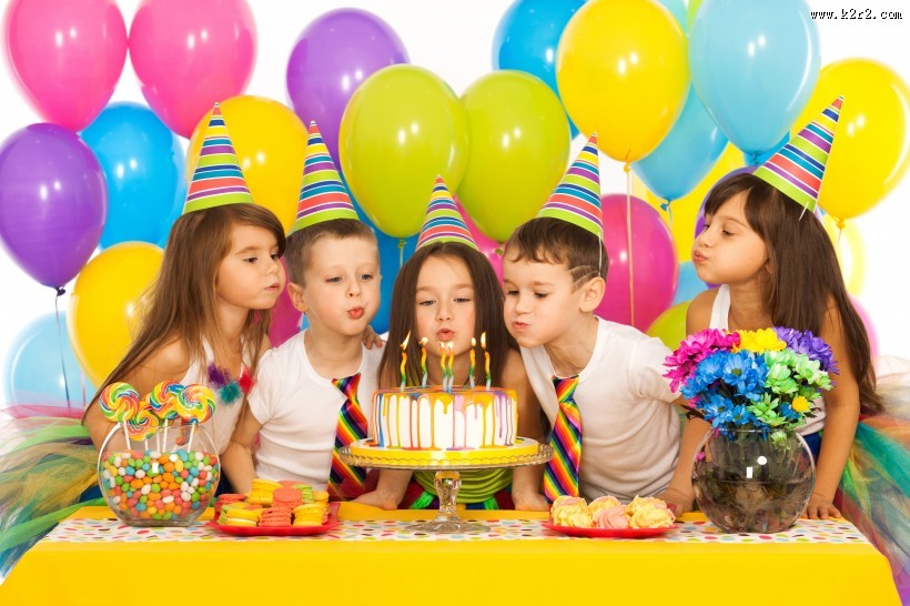 庆祝生日的小朋友图片