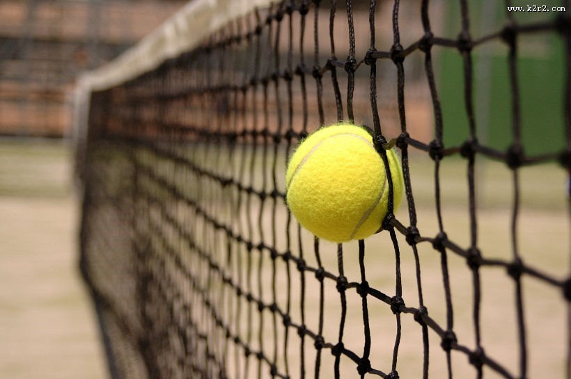 打网球的运动员图片