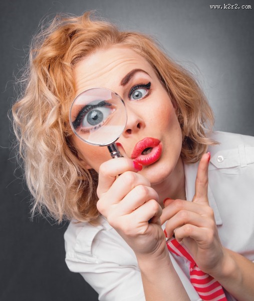 手拿放大镜的人物图片