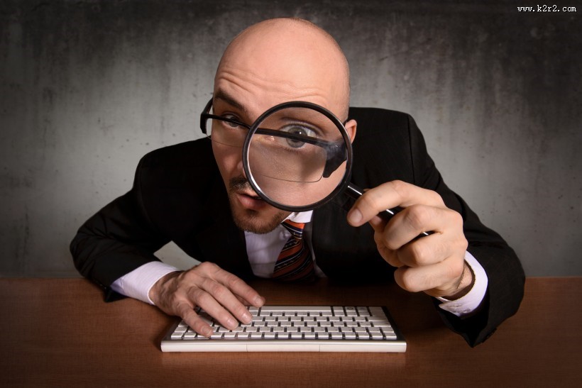 手拿放大镜的人物图片