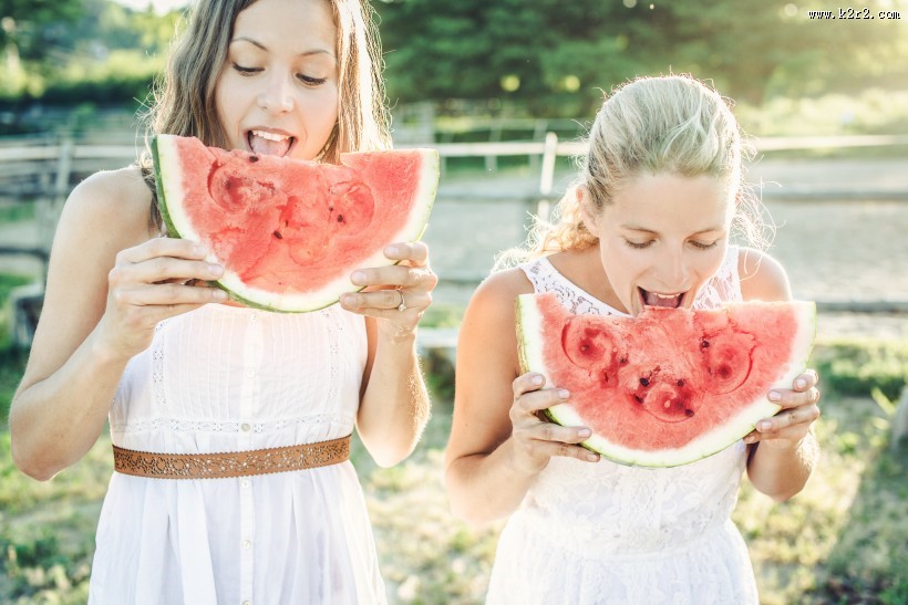 开心吃西瓜的人物特写图片