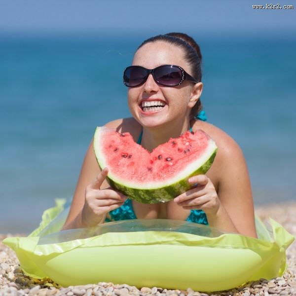 开心吃西瓜的人物特写图片