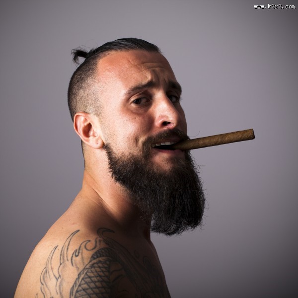 留着大胡子的男人图片