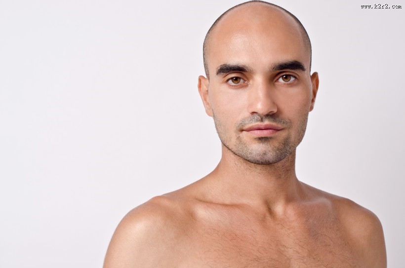 留着光头的男人图片