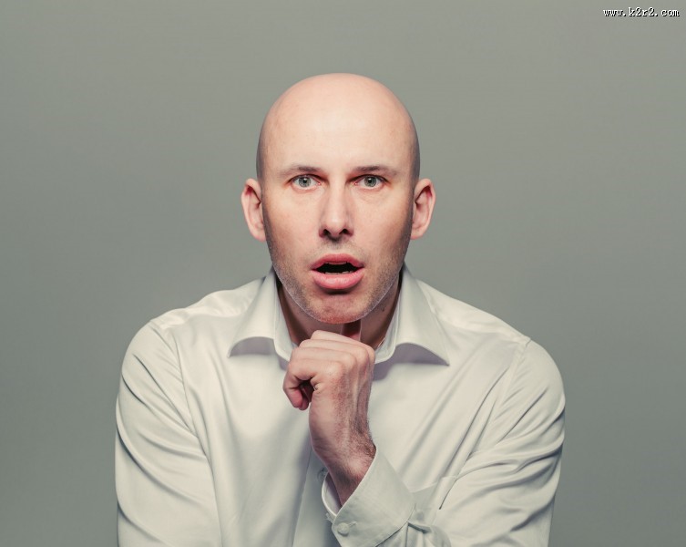 留着光头的男人图片