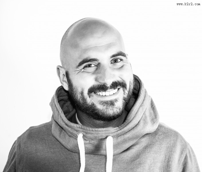 留着光头的男人图片