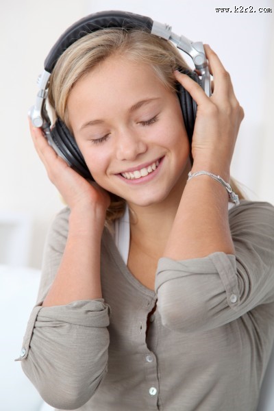 用耳机听音乐的时尚青年图片