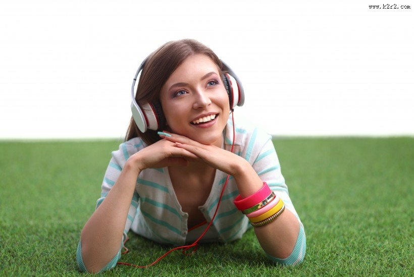 用耳机听音乐的时尚青年图片