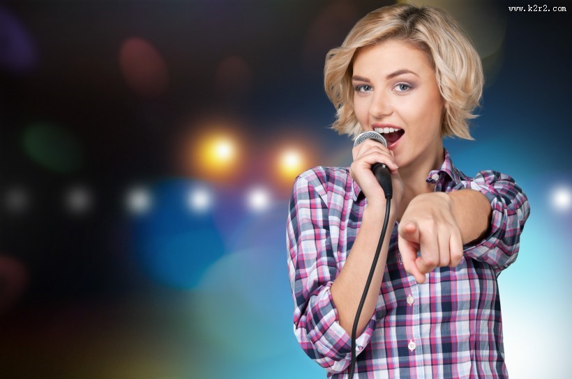 一起KTV唱歌的时尚青年图片