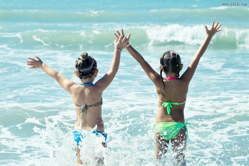 沙滩上的可爱儿童图片大全