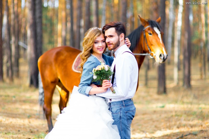 欧美情侣与马图片