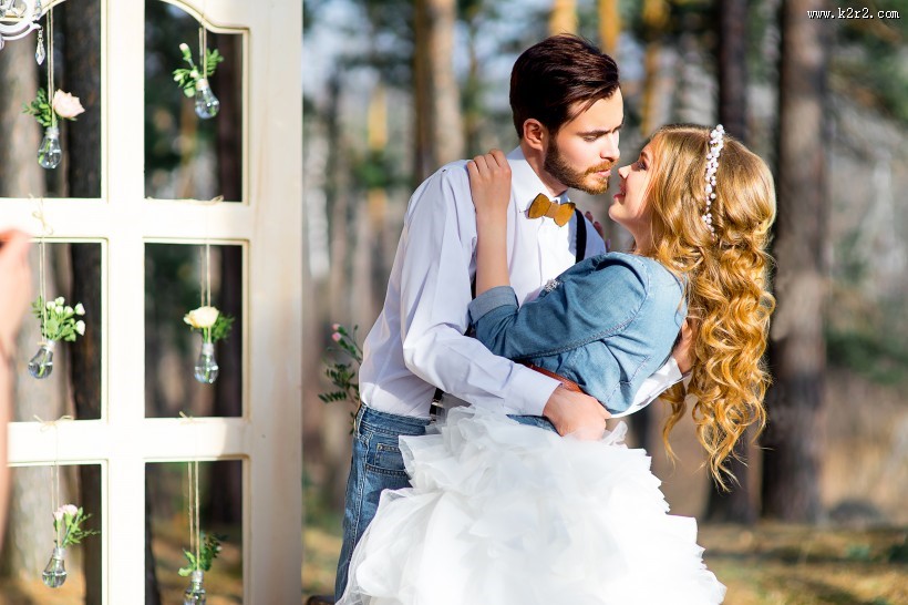 欧美情侣与马图片