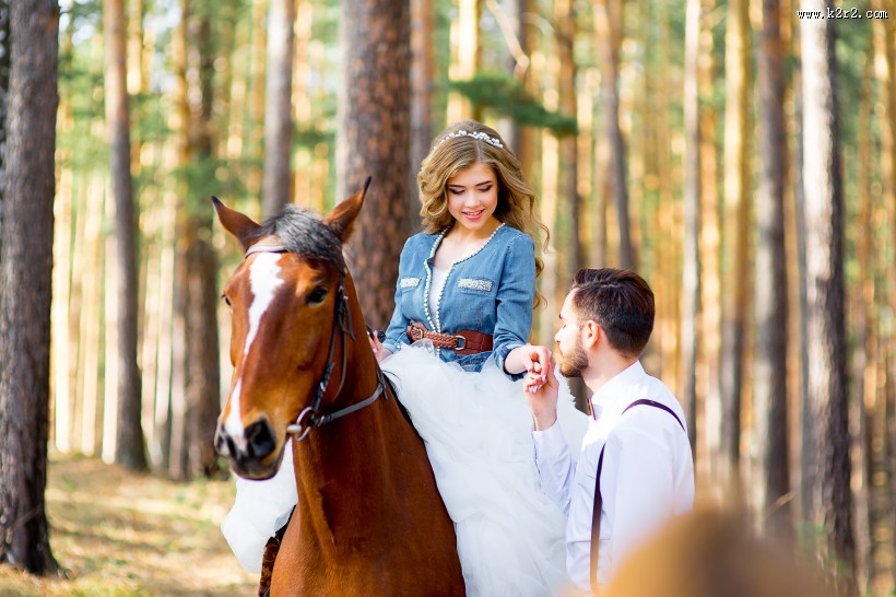 欧美情侣与马图片