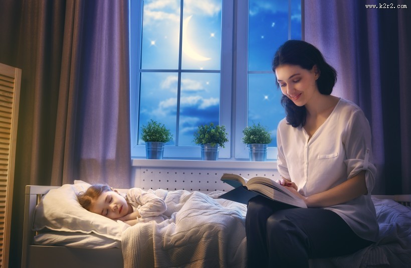 讲故事的母女图片