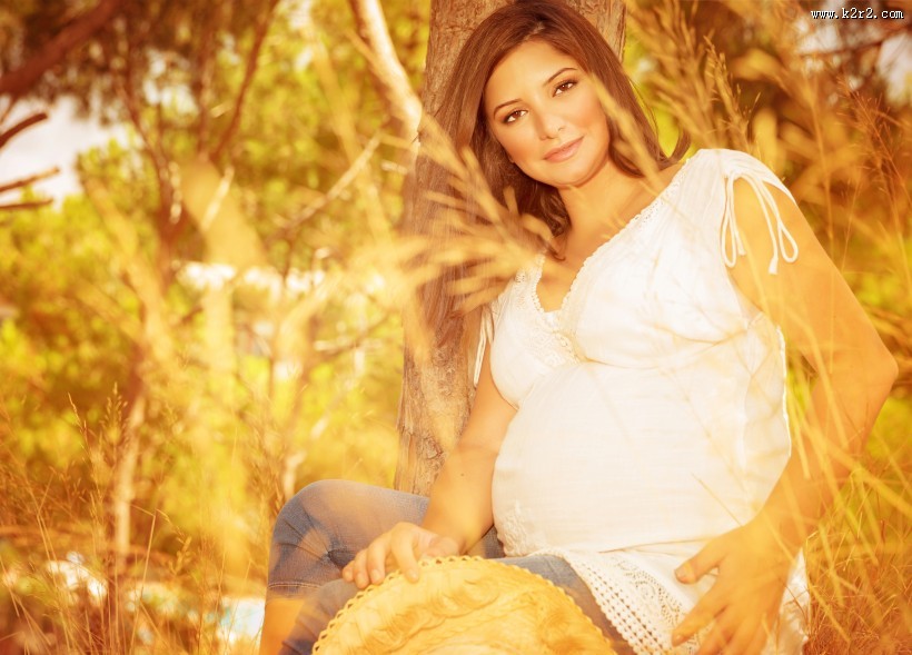 怀着宝宝的孕妇图片