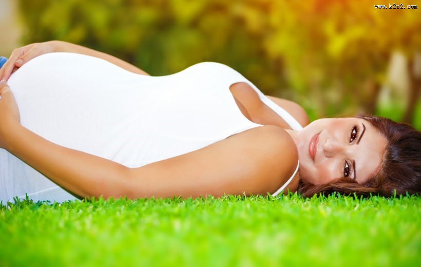 怀着宝宝的孕妇图片