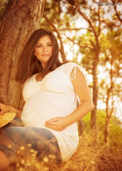 怀着宝宝的孕妇图片