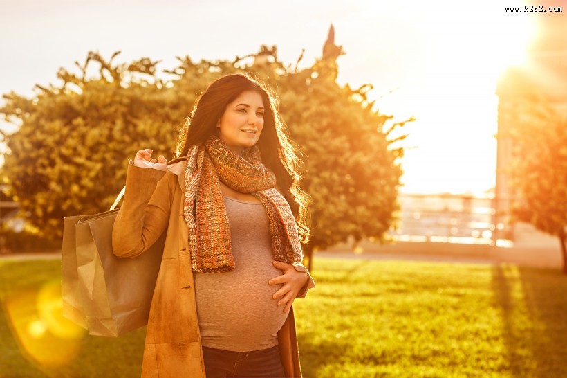 怀着宝宝的孕妇图片
