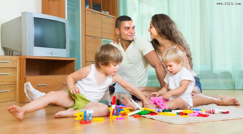 父母居家陪孩子玩耍图片