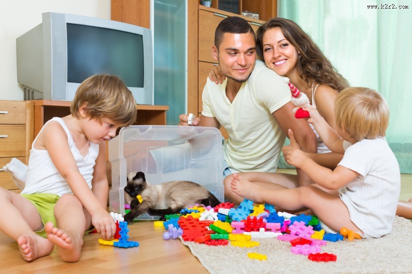 父母居家陪孩子玩耍图片