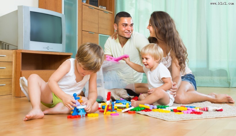 父母居家陪孩子玩耍图片