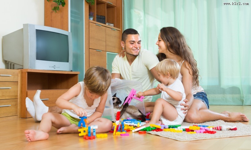 父母居家陪孩子玩耍图片