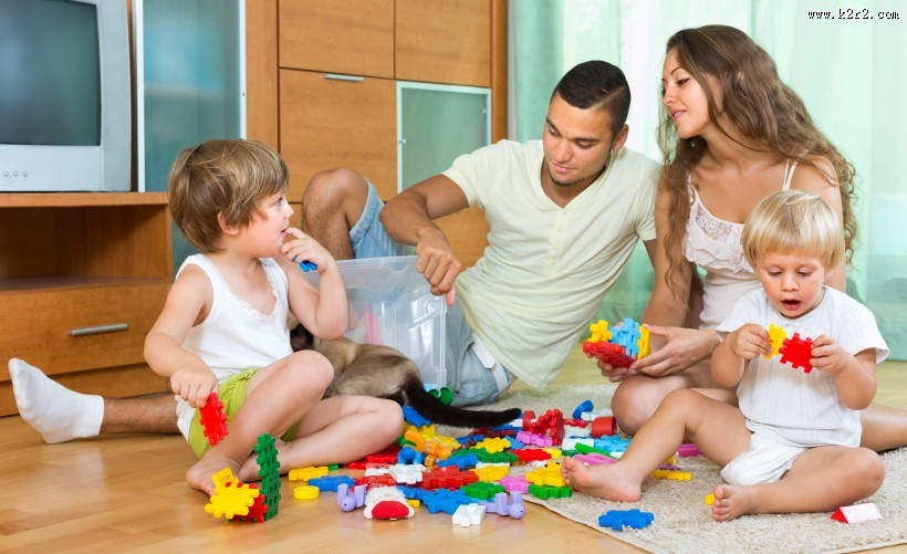父母居家陪孩子玩耍图片