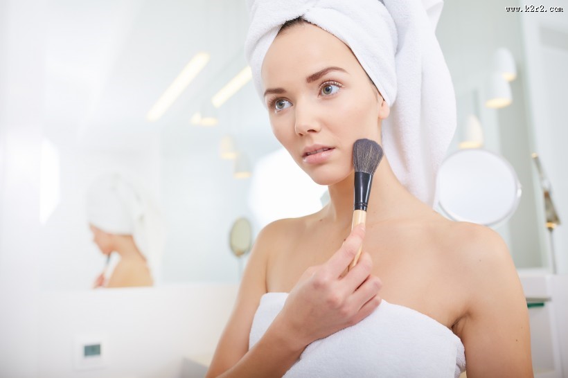 披着浴巾护肤化妆的美女图片