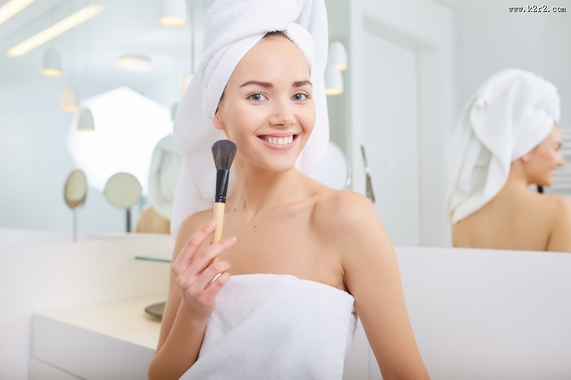 披着浴巾护肤化妆的美女图片