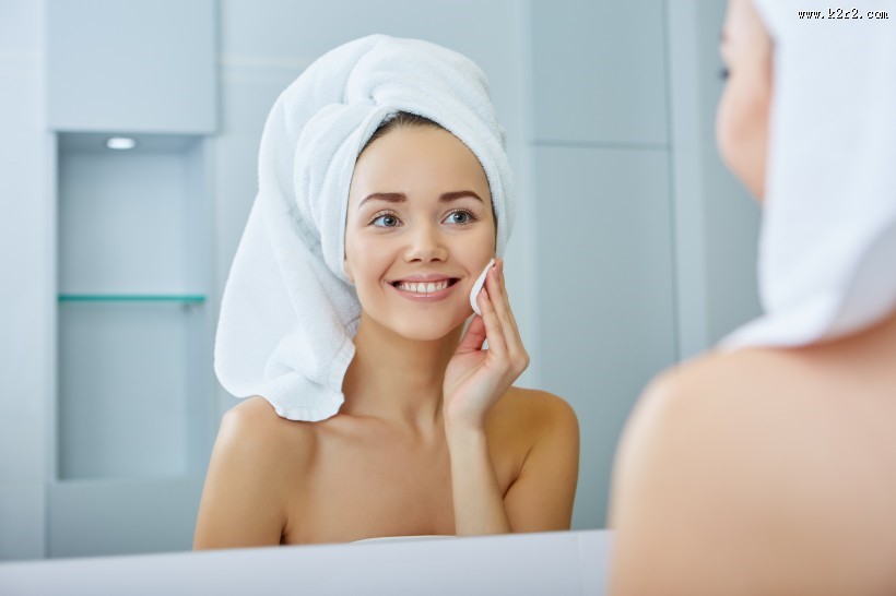 披着浴巾护肤化妆的美女图片