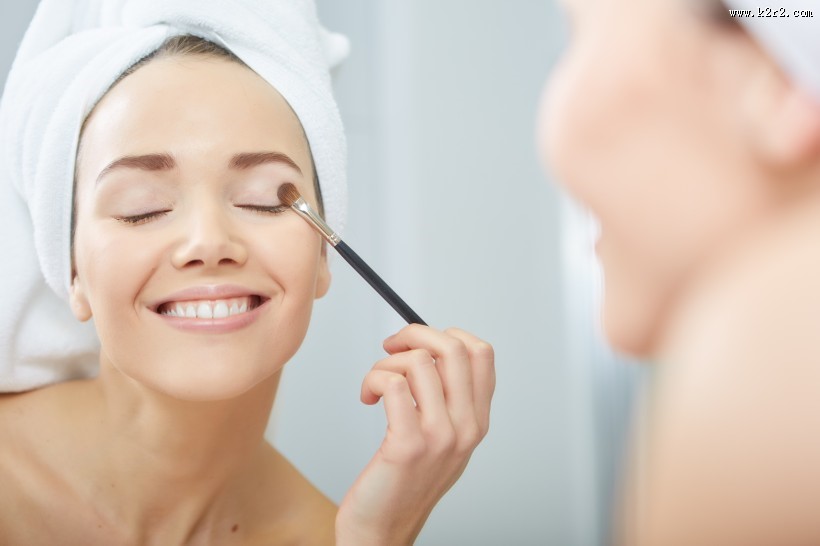 披着浴巾护肤化妆的美女图片