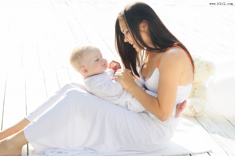 妈咪与宝宝一起玩耍的图片
