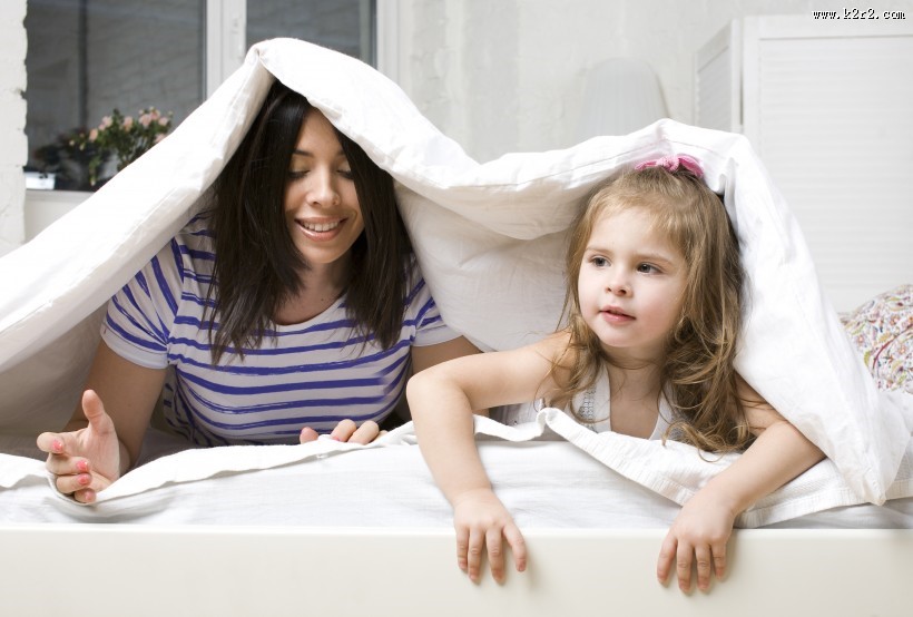母亲和女儿在家玩耍的图片大全