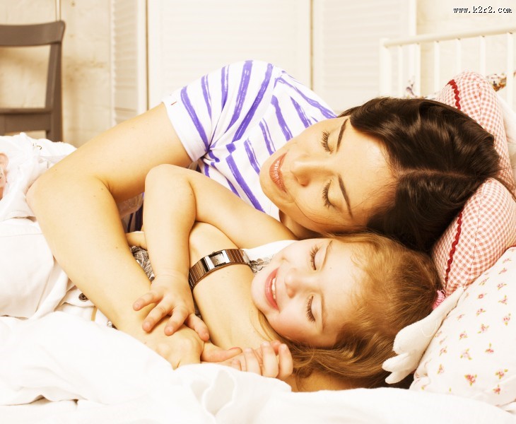 母亲和女儿在家玩耍的图片大全