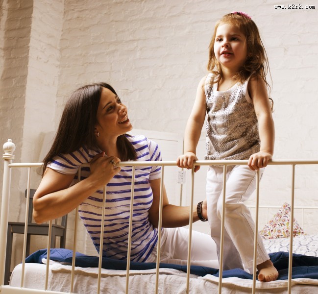 母亲和女儿在家玩耍的图片大全