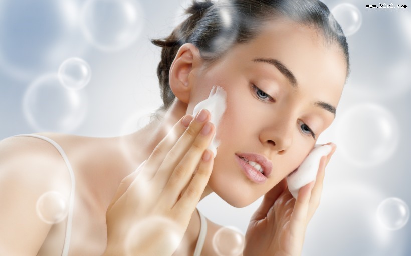 美女护肤沐浴的图片