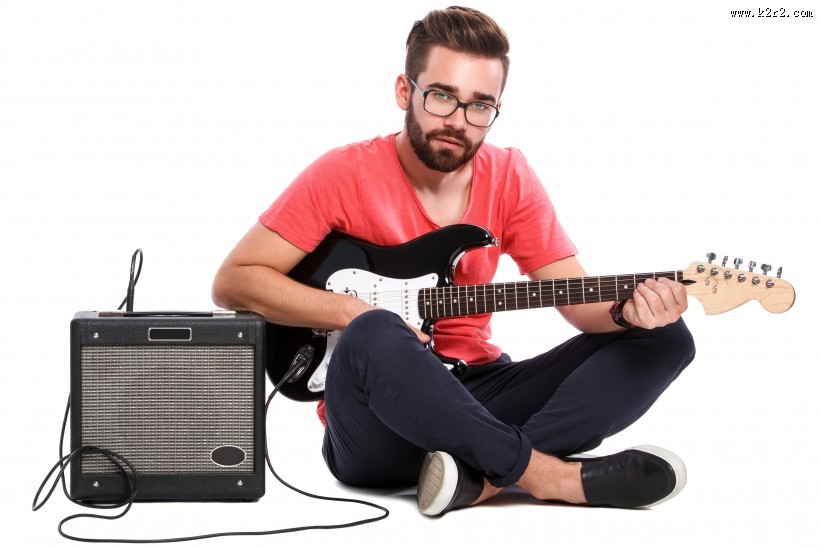 男孩和乐器吉他图片